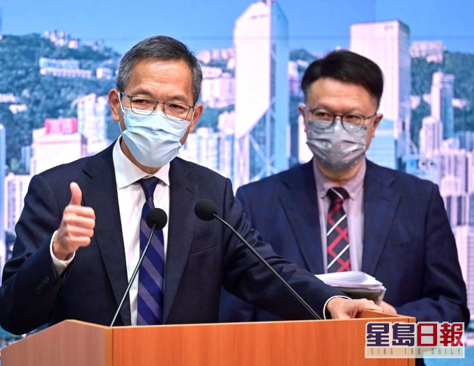 專家委員會召集人劉澤星(左)表示科興疫苗的效益比可能存在的風險高,決定向政府推薦作緊急使用。