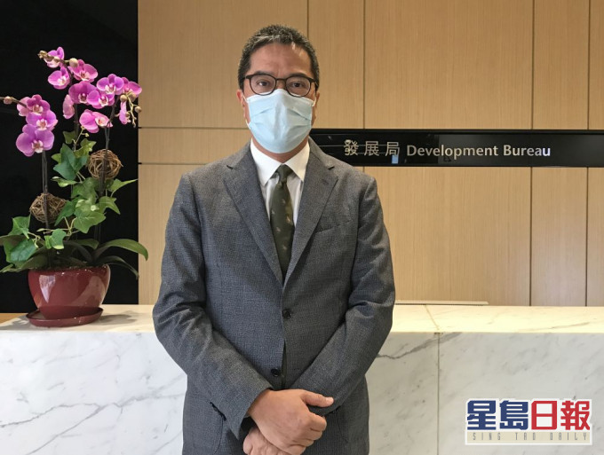 黄伟纶发表网志,表示政府推出毕业生薪金补贴计划以及专业实习薪金津贴计划。资料图片