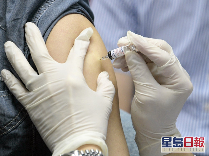 曾經為死者接種疫苗的醫療中心今早如常開放。資料圖片