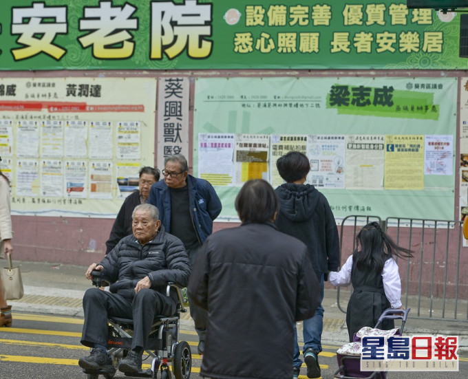 羅致光指政府承諾會為安老院舍提供口罩。