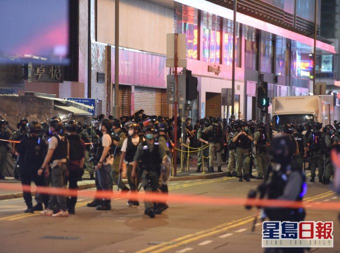 警方昨晚在旺角朗豪坊、雅蘭中心外截查,並不斷擴大封鎖線範圍。資料圖片