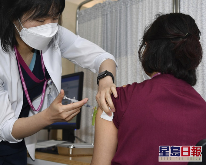 南韩今日开始为医护人员接种辉瑞新冠疫苗。AP