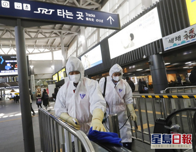 新冠肺炎爆發後,不少地方加強消毒措施。AP