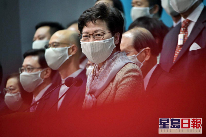 行政長官林鄭月娥見記者。