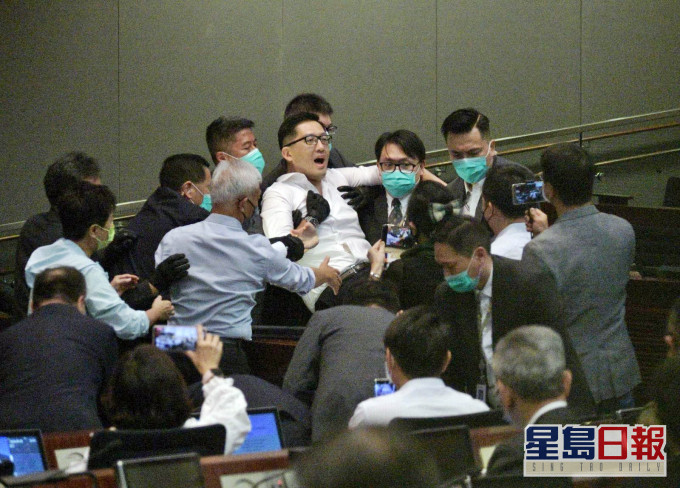 多名泛民議員被趕離場。