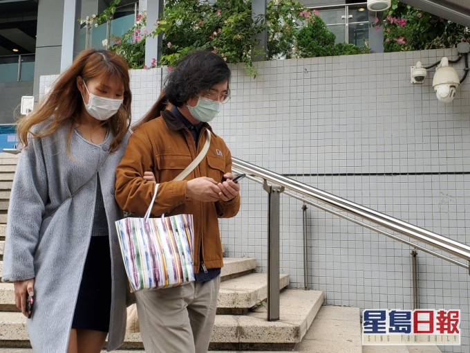 被告伍文浩(啡色外套)。劉安琪攝