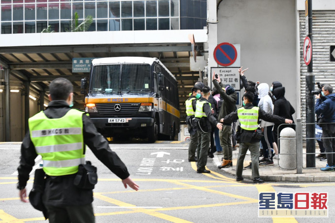 4名被告由囚車押走。