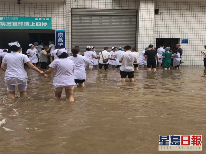洪水倒灌淹沒四川樂山市人民醫院一樓,醫護在洪水中轉移200箱病歷。(網圖)