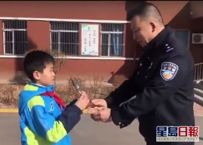 遼寧小五男生拾金不昧,獲學校及當地公安部門頒表揚。網圖