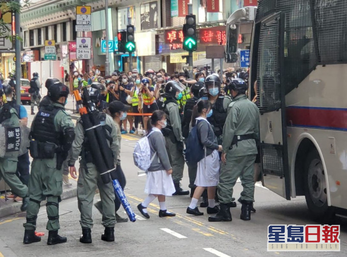 部分人被帶上警方旅遊巴,包括學生。