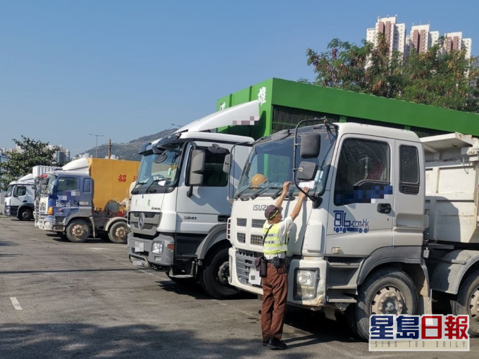 警方在屯門進行打擊違例泊車行動,發出逾1600張告票。