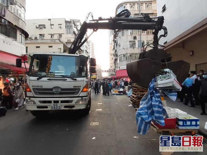 两个部门用夹车清理了马路上超过1.3公吨货品及杂物。政府新闻处图片
