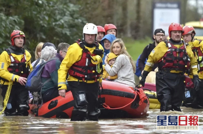 英國一周內遭兩風暴吹襲，一天發614宗洪水警報。AP