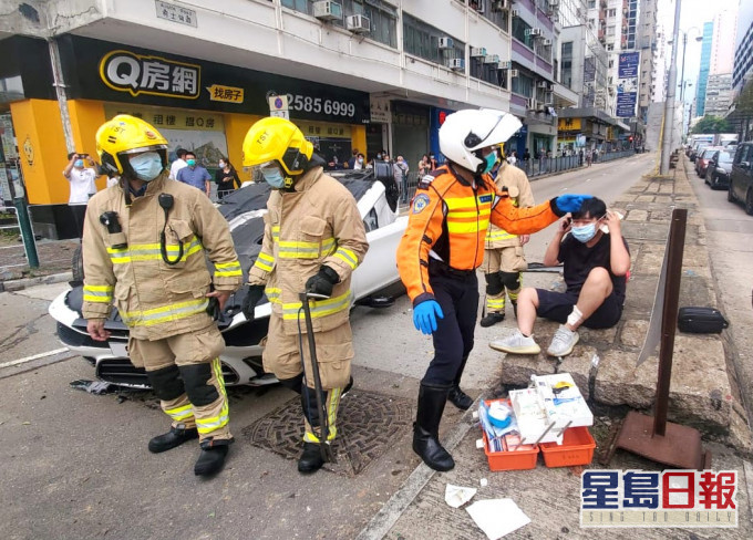 救護員到場後,在柯士甸道近廣東道為傷者治理。