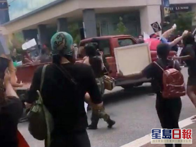 现场情况一片混乱人群惊惶失措。网图
