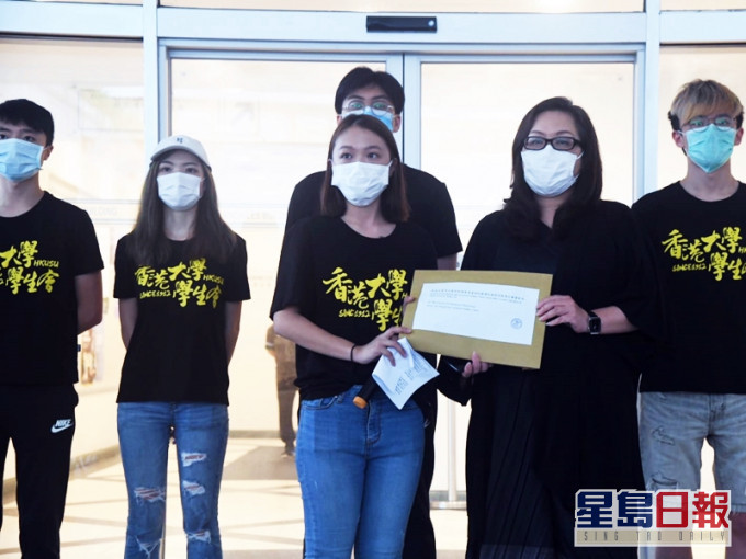 學生會代表今日中午已將聯署信交予校方。