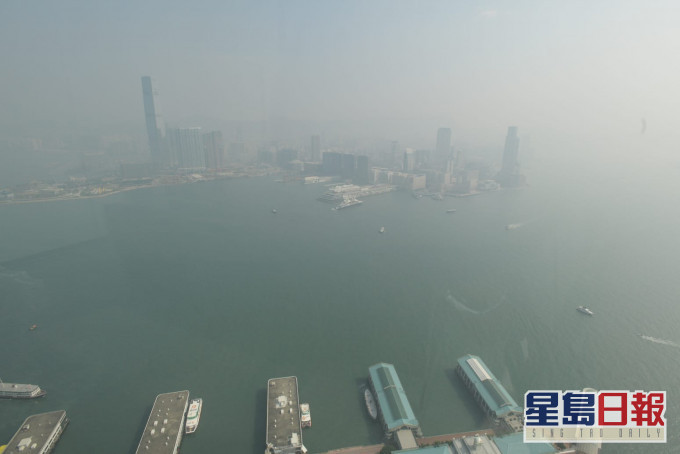 一股海洋气流正为广东沿岸带来有雾的天气。