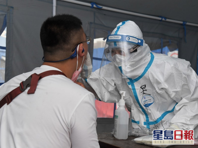 北京市海澱區市民正接受核酸檢測採樣。新華社