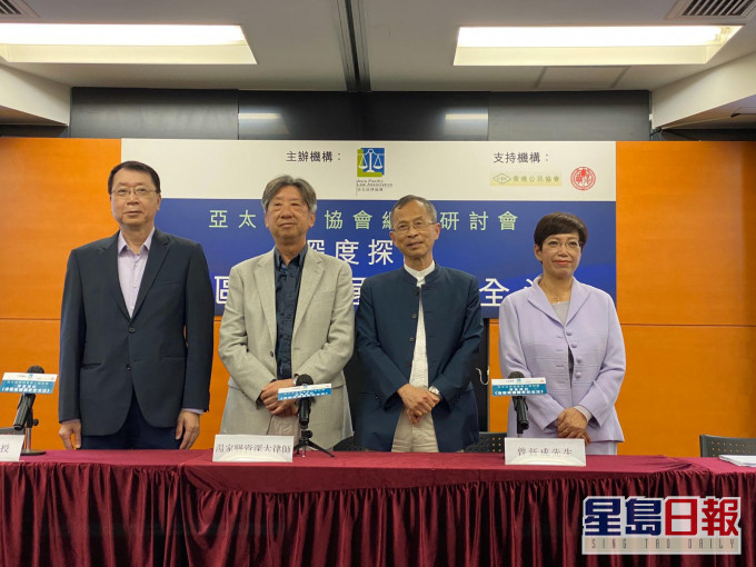 左起:雷鼎嗚教授,湯家驊資深大律師,曾鈺成,鄺家賢律師。