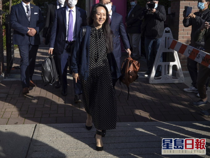 孟晚舟日前步出寓所,出席引渡聆訊。AP圖片