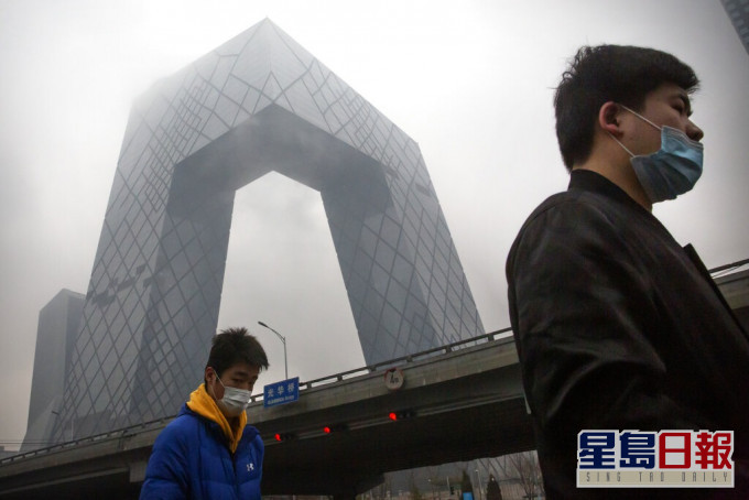 北京民眾外出都佩戴口罩。AP圖片
