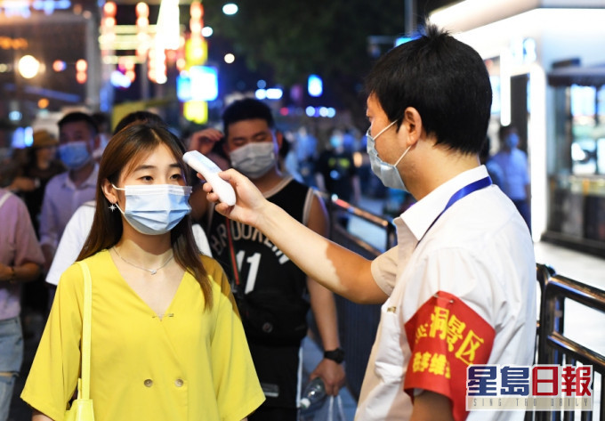 五一長假期前四日全國接待國內遊客一點零四億人次。新華社