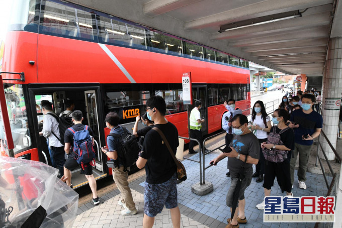 紅隧巴士站有大批市民到等車返工，部分巴士站「打蛇餅」。