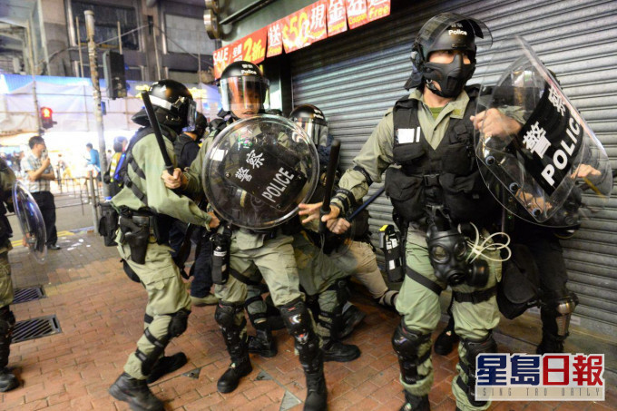 去年11月10日有網民號召全港「八區開花」,各區爆發多宗衝突。 資料圖片