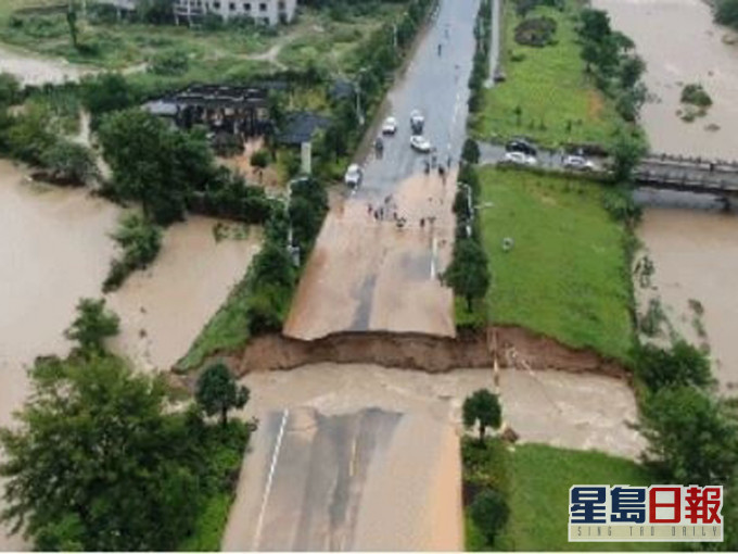 黃山風景區高速公路被山洪衝斷,斷口足有8米寬。(網圖)