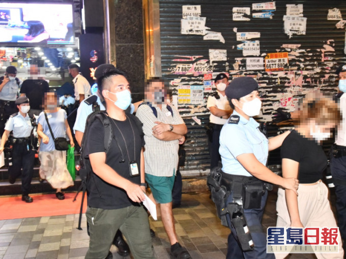 警方將多人押上警車帶走。徐裕民攝