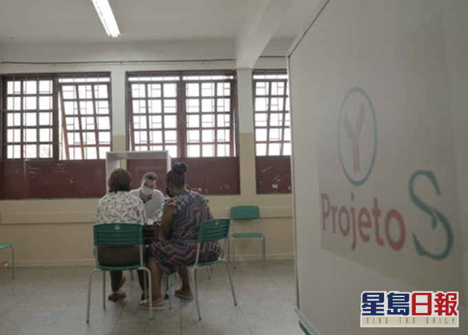 巴西小城市賽拉納試驗大規模接種科興疫苗,感染數字大幅降低。網圖