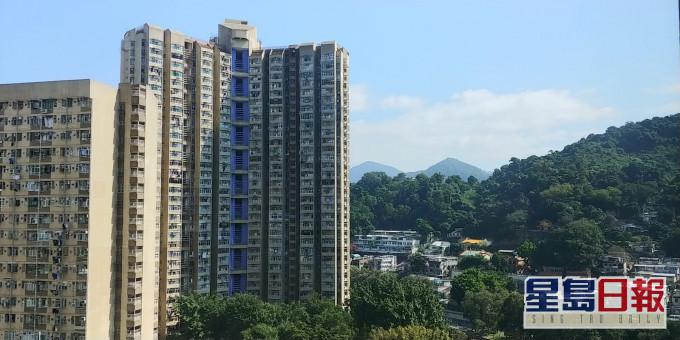 單位向東,外望開揚山景及樓景。