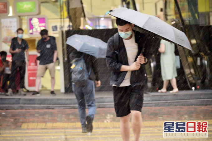 預測大致多雲,間中有狂風驟雨,雨勢有時頗大及有雷暴。