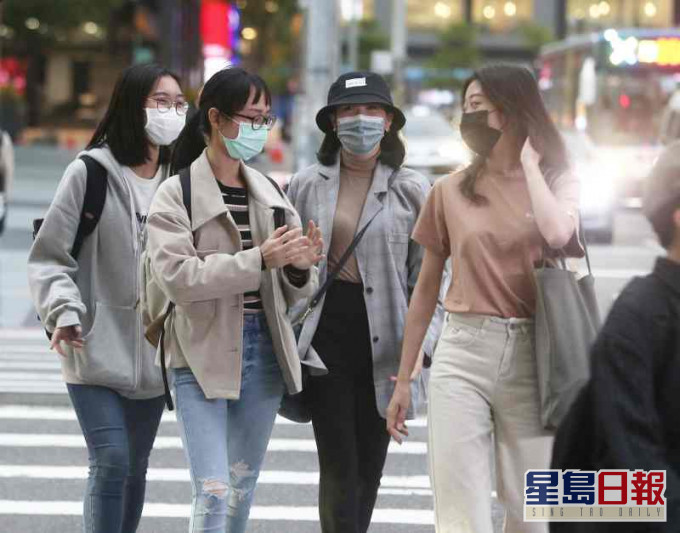 台北街頭上行人都戴上罩。AP