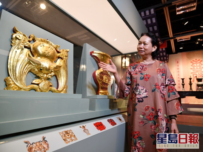 東華三院檔案及歷史文化辦公室主管史秀英表示,是次展覽可看到逾七十件來自東華三院的文物,旁為用作穩固牌匾及對聯的掛鈎和托,有倒掛的蝙蝠外形,象徵「福到」。