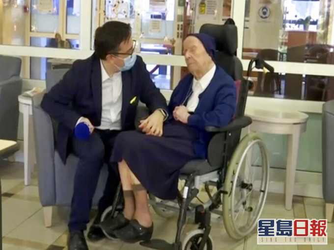 法國一名116歲的修女早前確診新冠肺炎，經治療後竟奇蹟康復。AP圖片