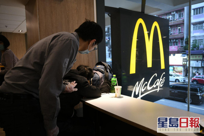 麥當勞餐廳經理告訴顧客要離開。
