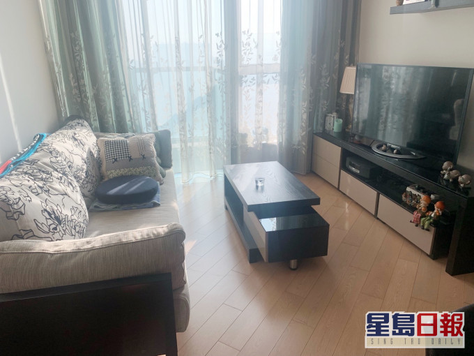 客廳設落地大窗,外接露台,日照充裕,一室光猛通爽。