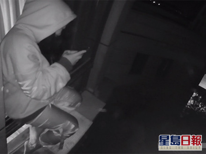 少女危坐窗边。网图