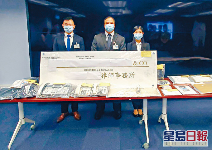 ■莊成逸警司(中)形容騙徒不惜工本,租用尖沙嘴商廈假冒正牌律師行行騙。