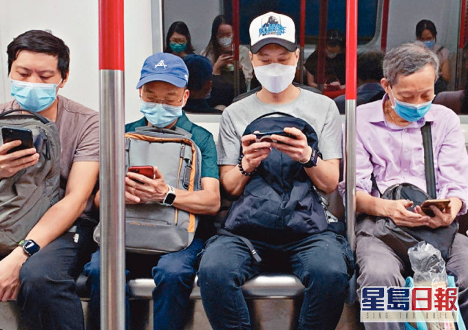 本港智能手机的普及程度持续增长,通讯软件成为日常沟通的媒介。