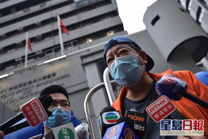 李卓人获保释后离开长沙湾警署。