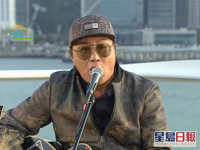 Sam唱完即由秘道離開避免人群聚集。
