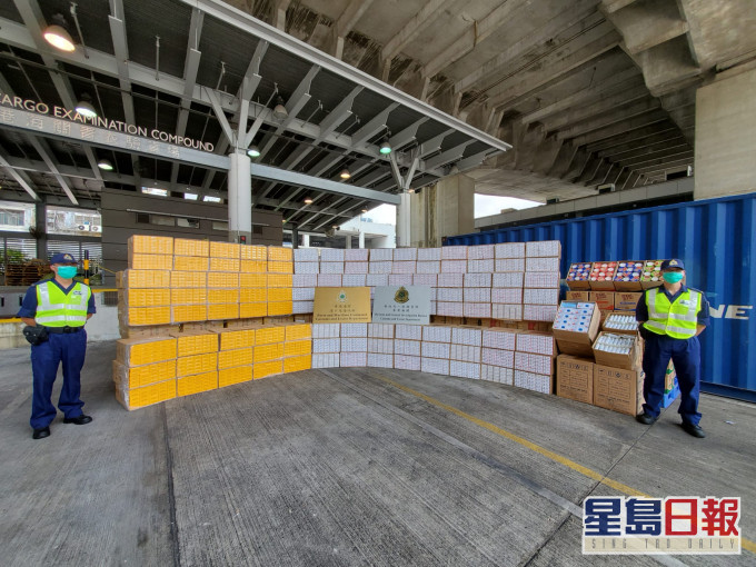 海關檢獲懷疑私煙。 梁國峰攝