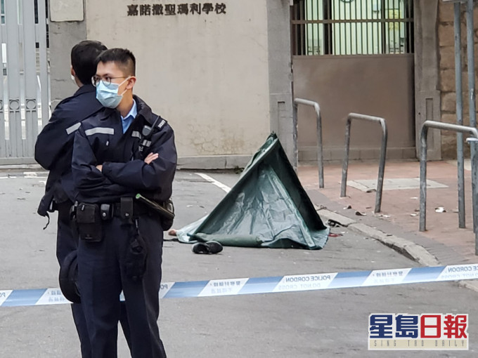 现场附近一学校职员报案,指听到一声巨响,其后发现事主倒卧马路。