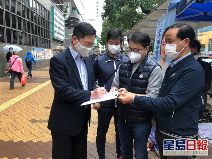 薛永恒(左一)親自到民建聯街站簽名支持。