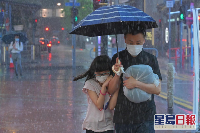 天文台预测,周末华南沿岸风势较大,有大骤雨及狂风雷暴。 资料图片