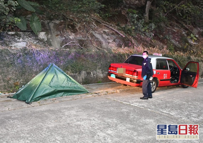 的士司机遗体被帐篷暂时覆盖,等待移走。
