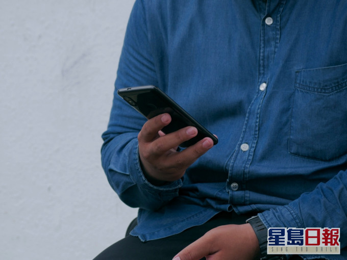 就讀小學兒子揭發爸爸扮單身與內地女子聊天。unsplash圖片