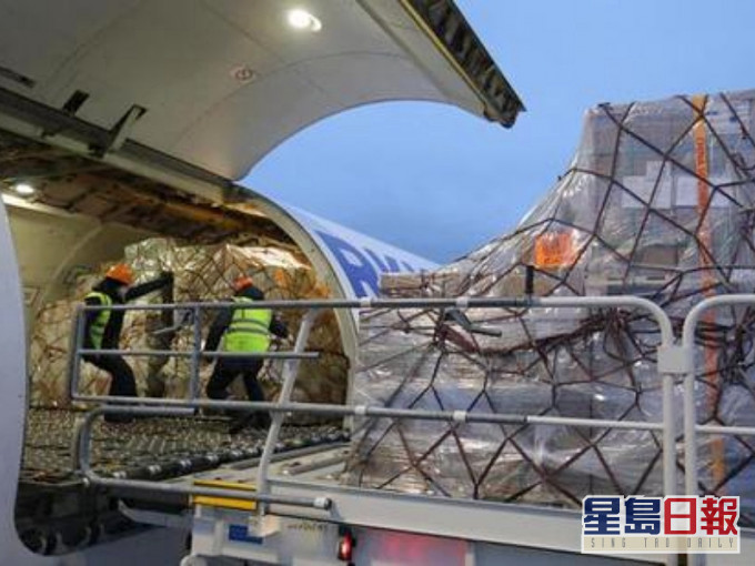 中国首批抗疫救援物资昨晚运抵白俄罗斯。网图
